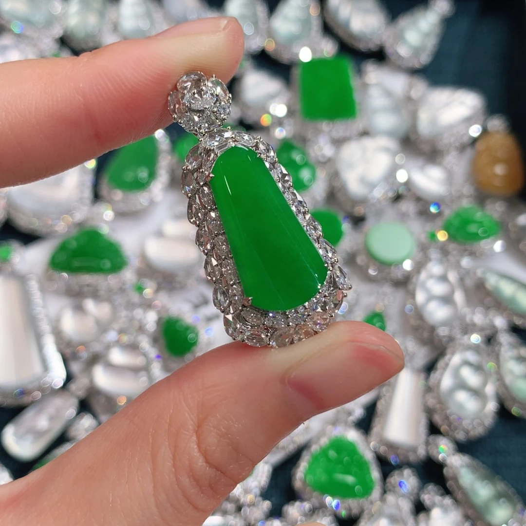 颈饰18K金镶嵌翡翠无事柱