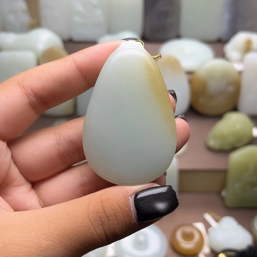 T***）颈饰未镶嵌和田玉