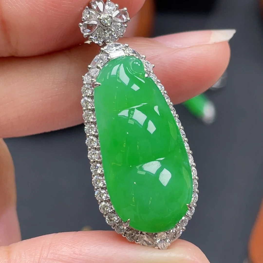 翡翠18K金镶嵌颈饰绿豆子