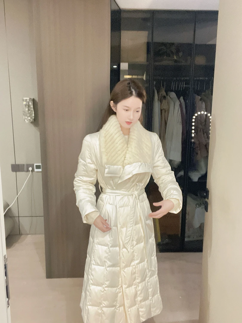 ZLeays林小允-暮雪-长款大毛领米色鹅绒服XMXY523