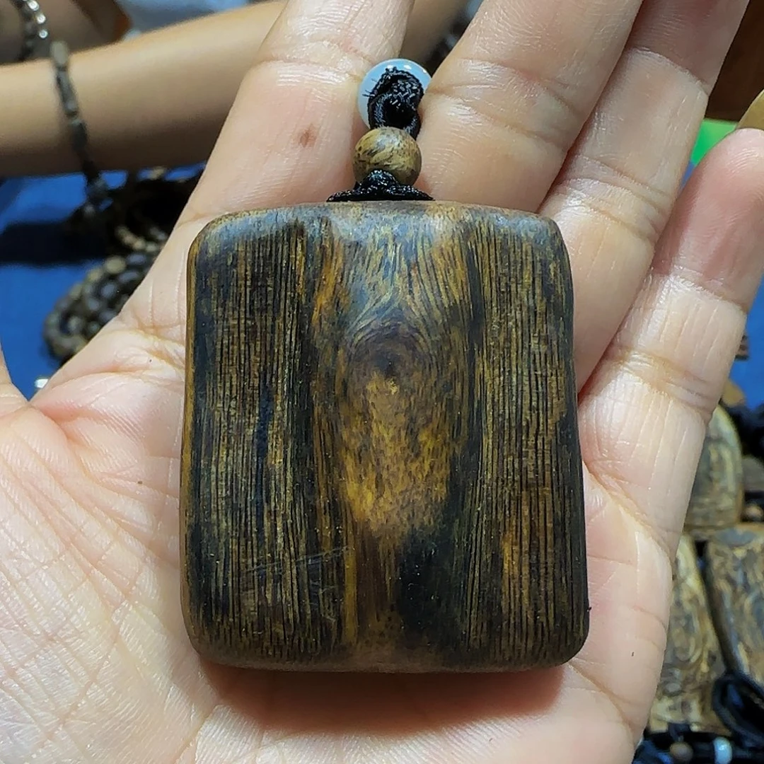 沉香沉香碎屑海南白奇乌身瘤疤带绳14克