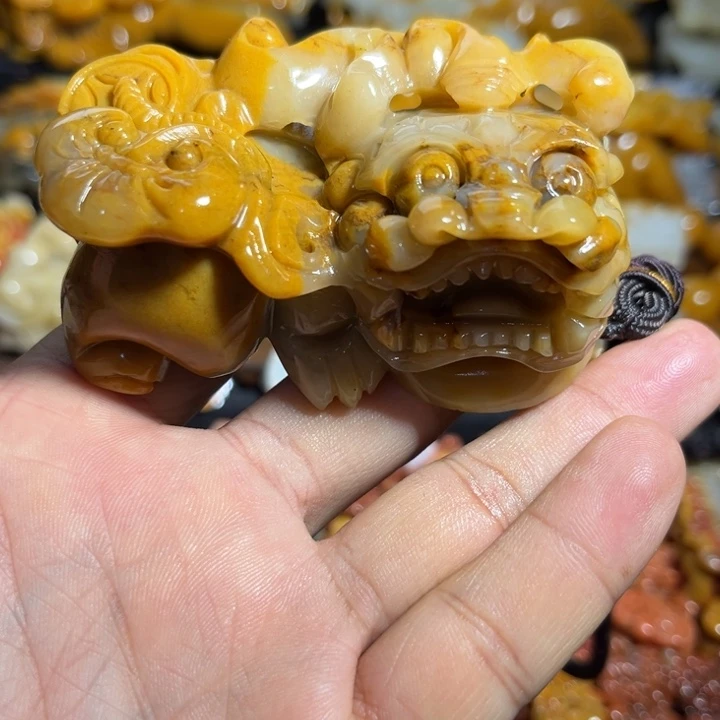 石英质玉（黄龙玉）未镶嵌颈饰