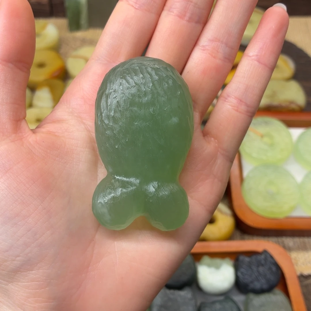 夏***子蛇纹石玉未镶嵌颈饰