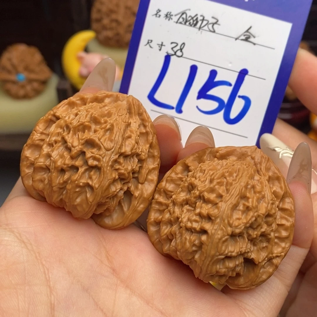 文玩核桃吊坠白狮子
