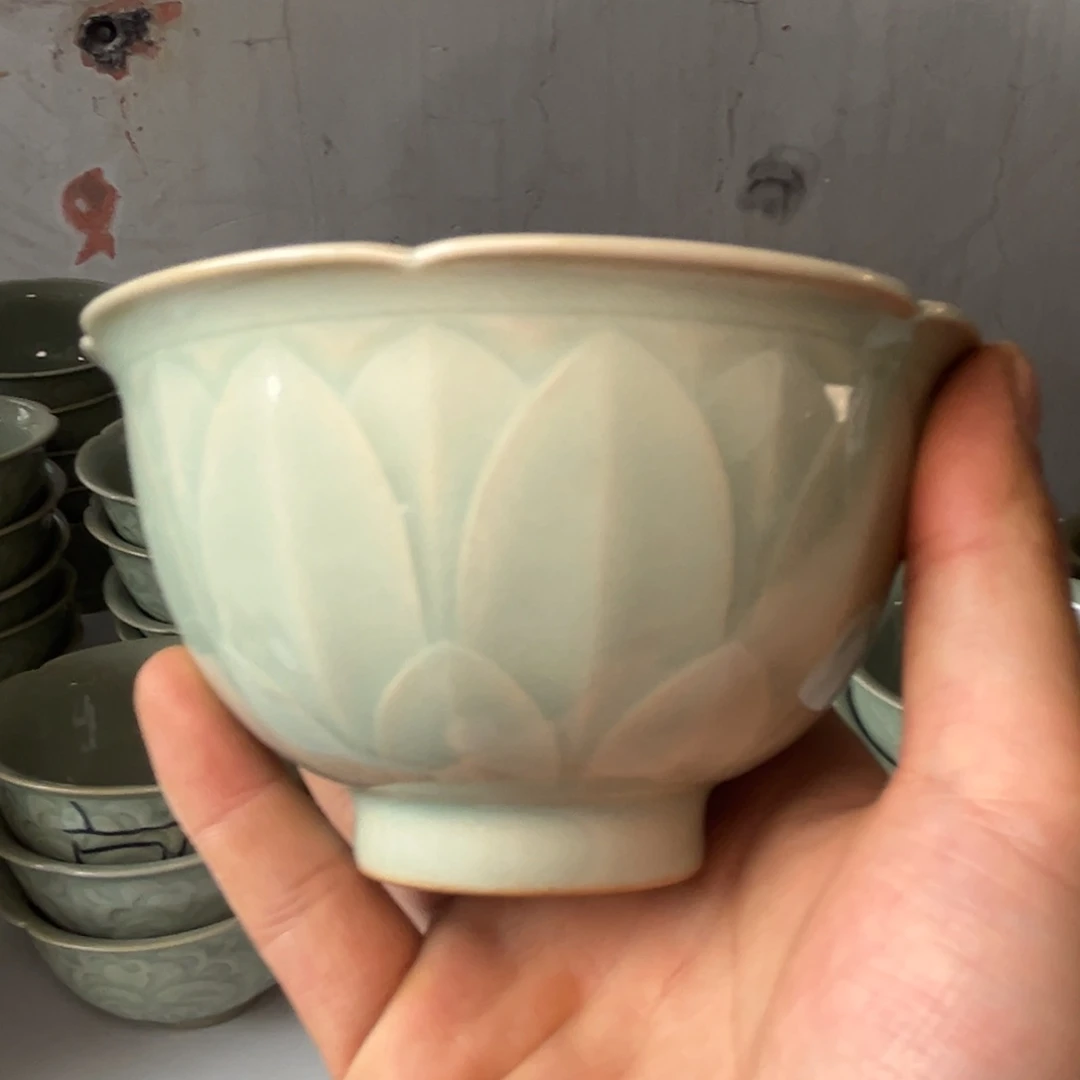 瓷天青色仿古仰莲纹碗一只