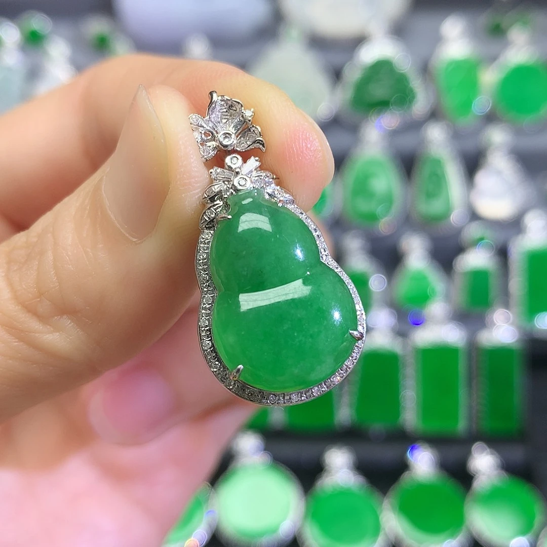 翡翠18K金镶嵌颈饰吊坠