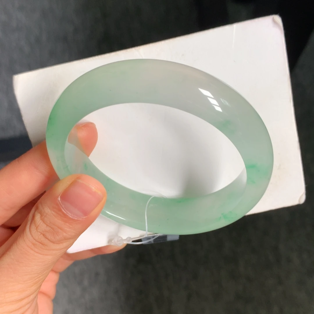 爱***喵石英质玉（非洲翠）未镶嵌手镯