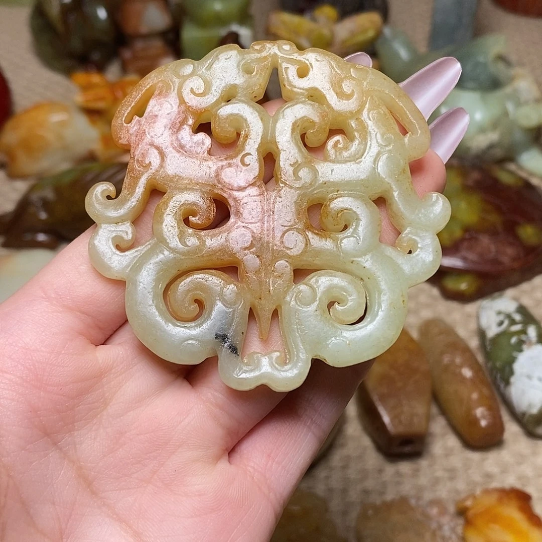 蛇纹石玉足铂镶嵌颈饰