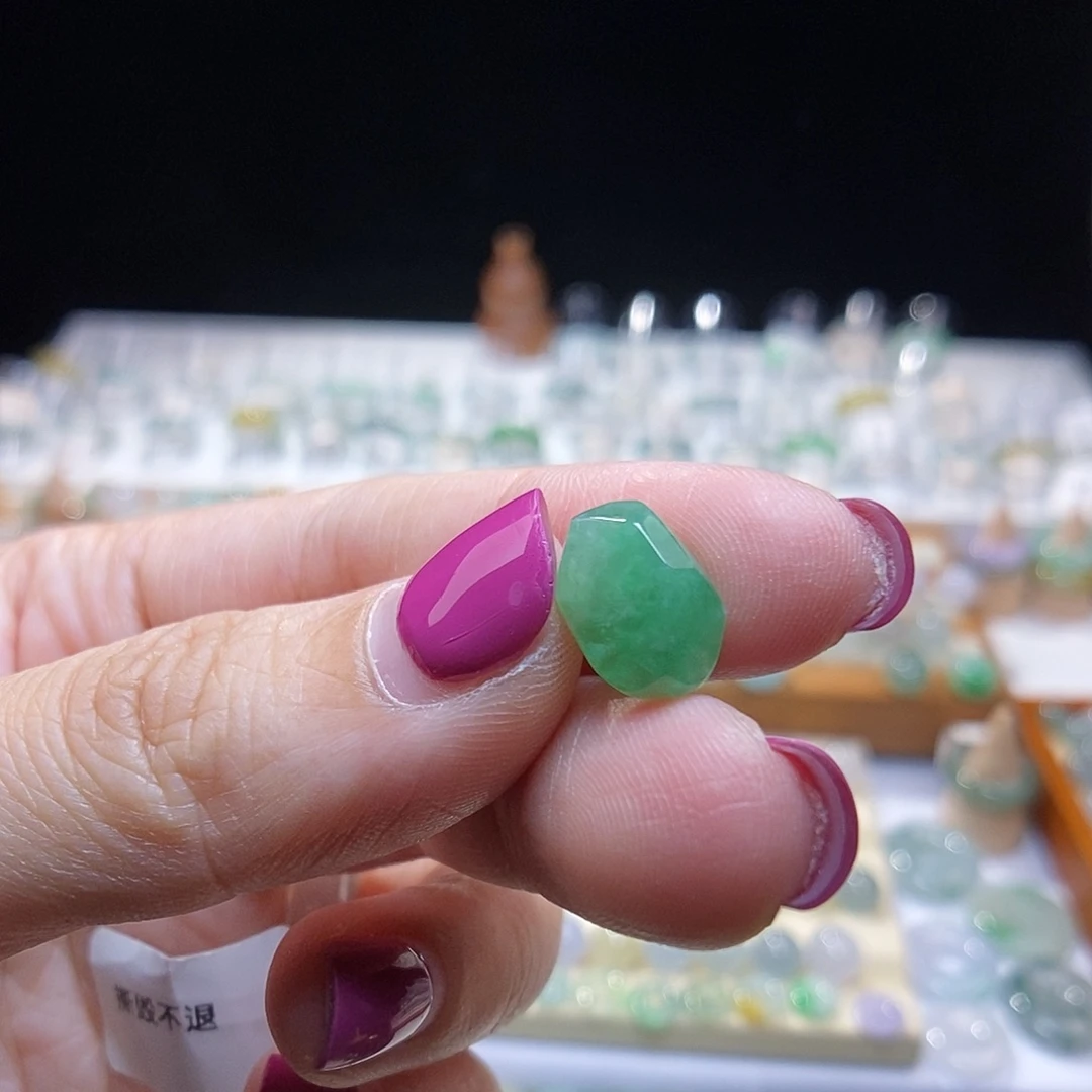 翡翠未镶嵌颈饰绿随形