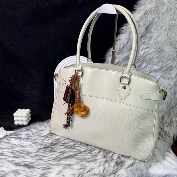 95新 LouisVuitton/路易威登 奶昔白水波纹手提单肩包