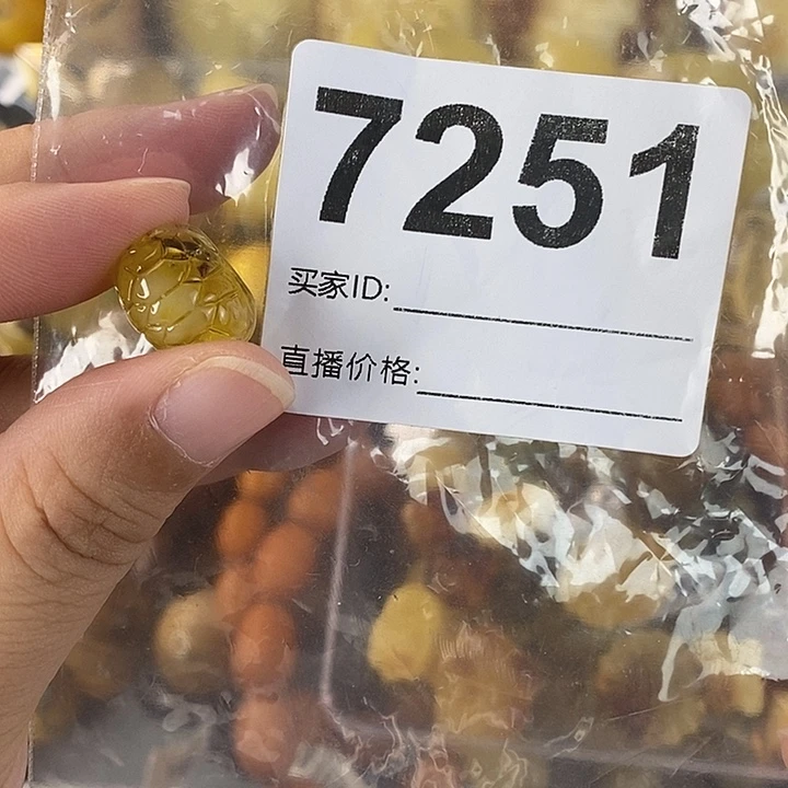 蜜蜡未镶嵌珠宝奇石