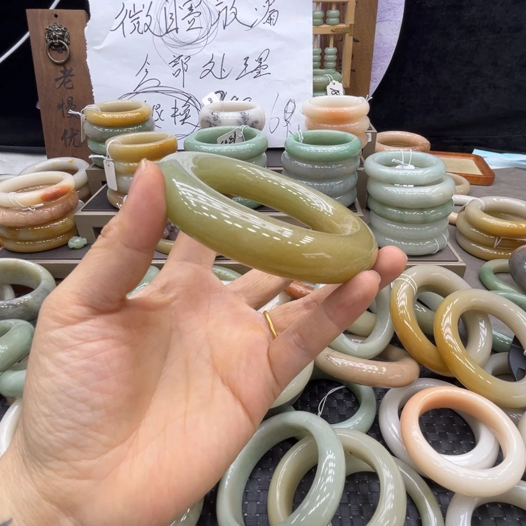 赵***王石英质玉未镶嵌手镯