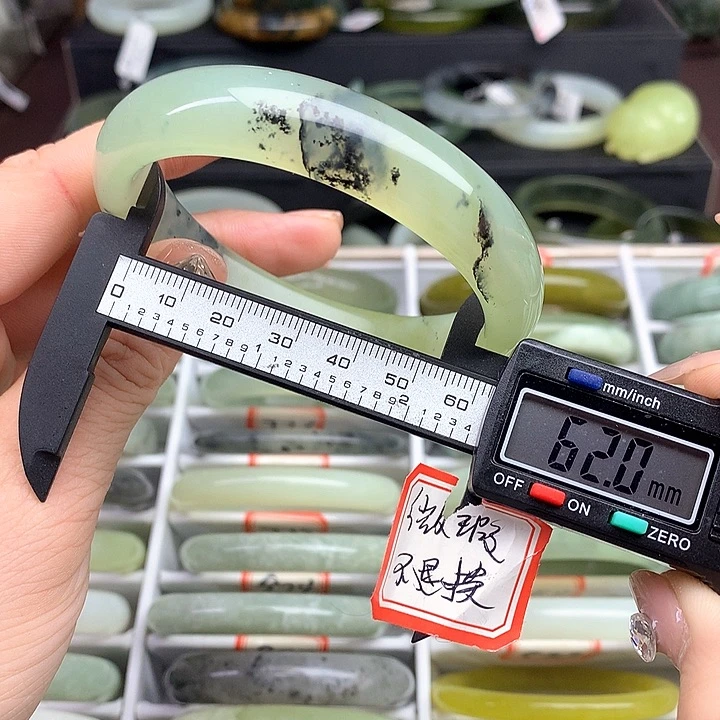 蛇纹石玉手镯未镶嵌997