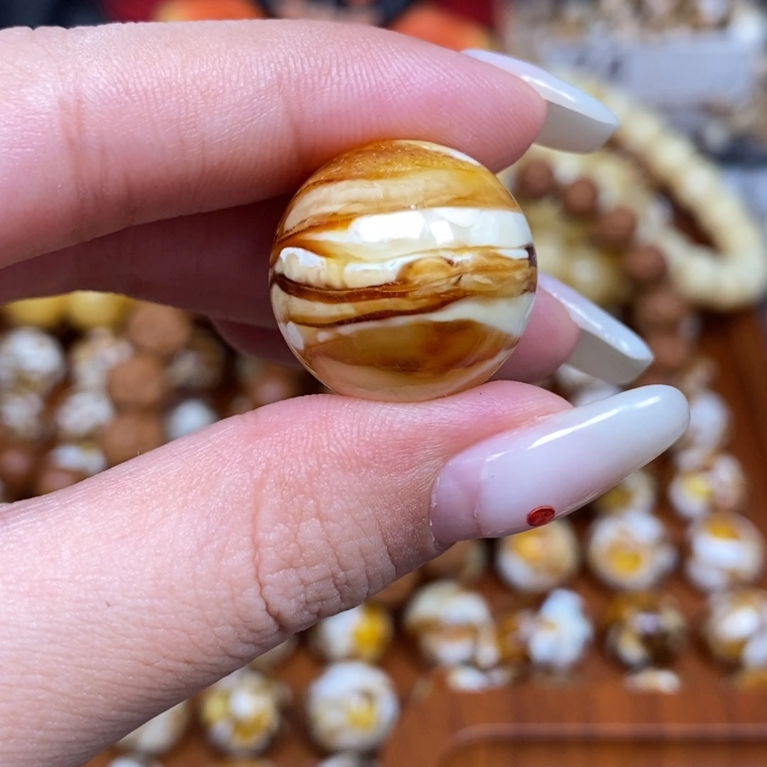 沁色蜜蜡未镶嵌圆珠