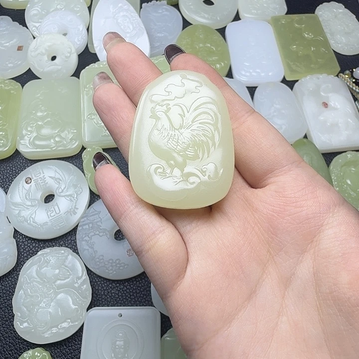 用***4石英质玉未镶嵌颈饰