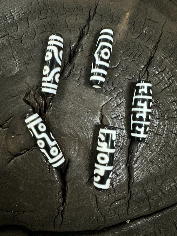 尺寸约13mm*48mm左右玛瑙黑白单珠（不编绳）