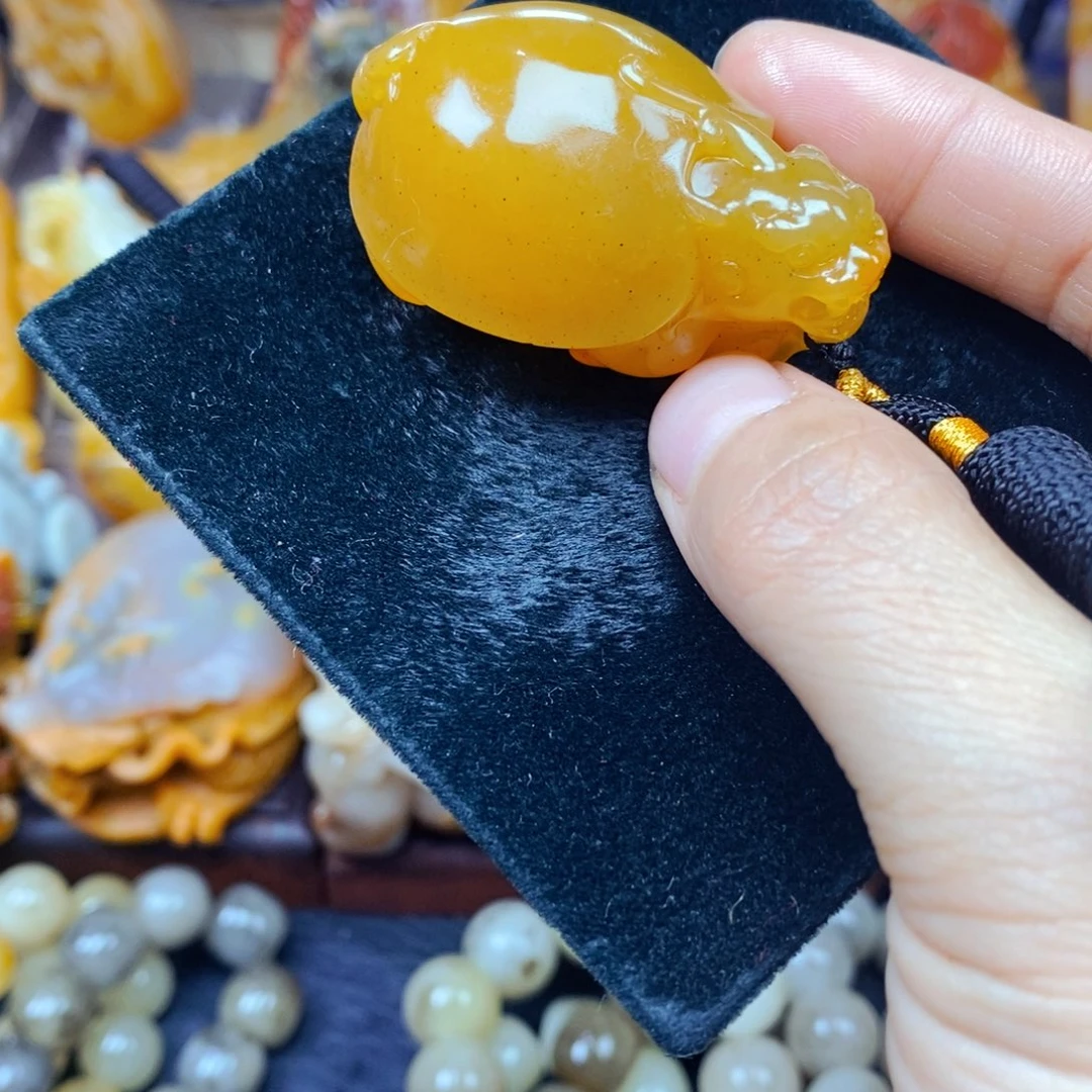 石英质玉（黄龙玉）未镶嵌颈饰