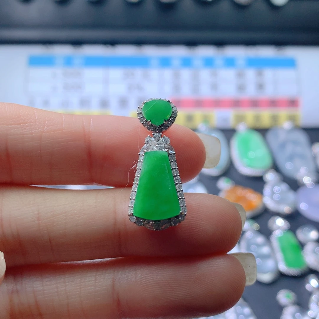 颈饰18K金镶嵌翡翠伴钻