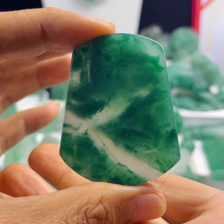 颈饰未镶嵌石英质玉