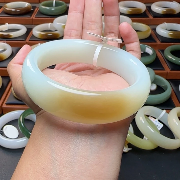 武***饺未镶嵌手镯和田玉