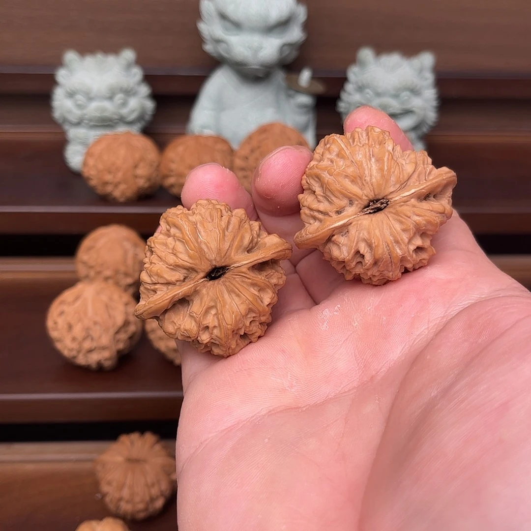 文玩核桃吊坠龙洞裕