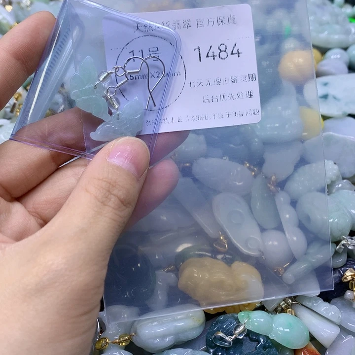 翡翠足银镀金镶嵌颈饰翡翠
