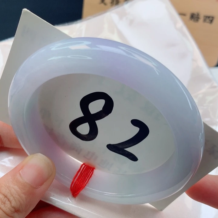 翡翠手镯未镶嵌。