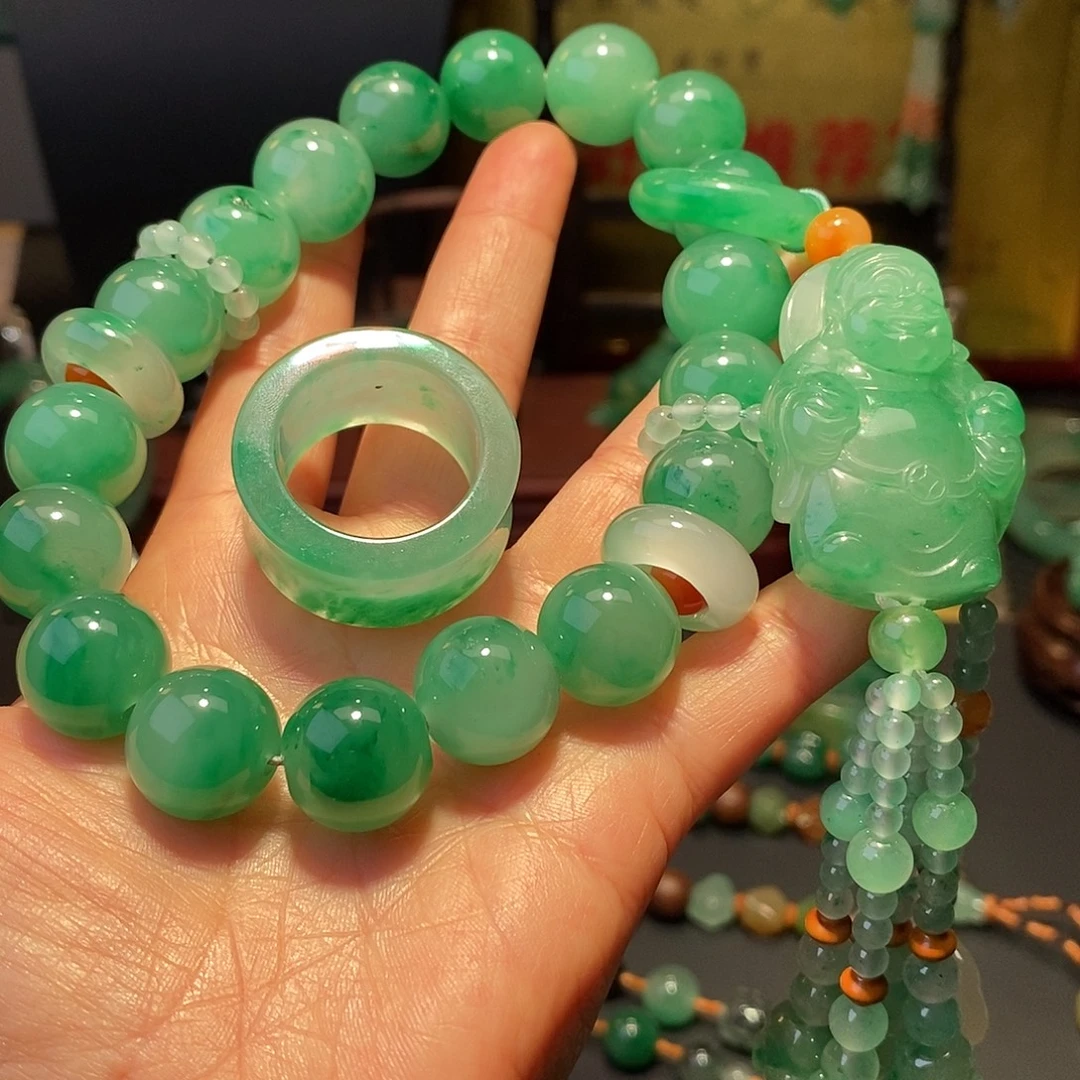 宇***莘石英质玉（非洲翠）未镶嵌串