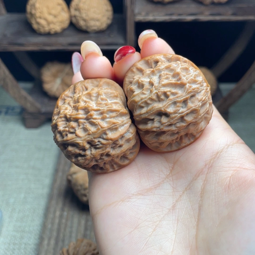 文玩核桃吊坠球白42 白茬 克重足 毕业红皮