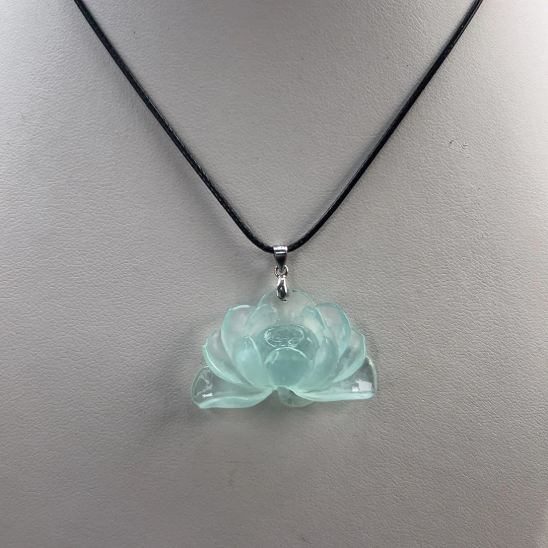 蛇纹石玉未镶嵌颈饰天青冻荷花