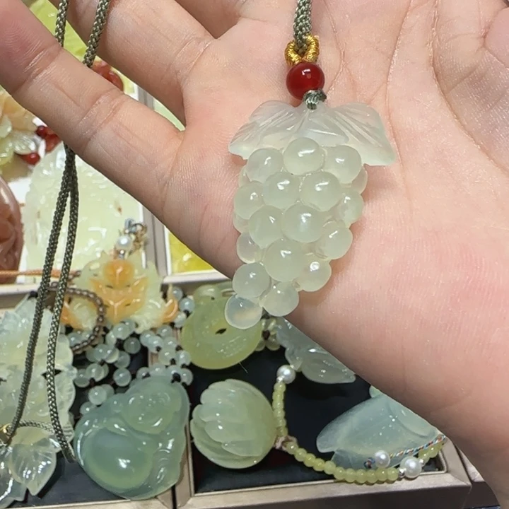 未镶嵌蛇纹石玉吊坠