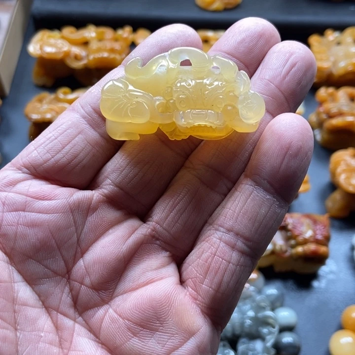 石英质玉（黄龙玉）未镶嵌颈饰
