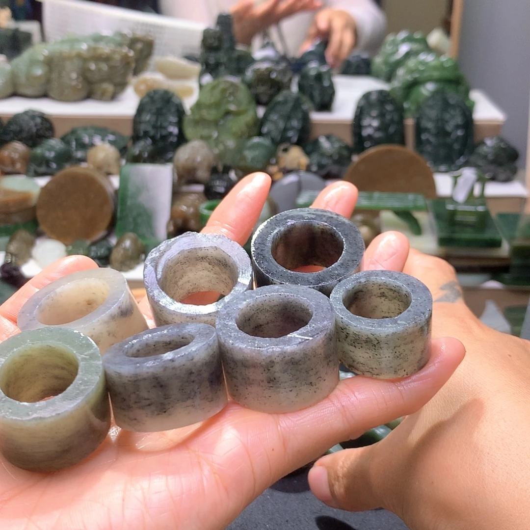 刘***g颈饰未镶嵌和田玉