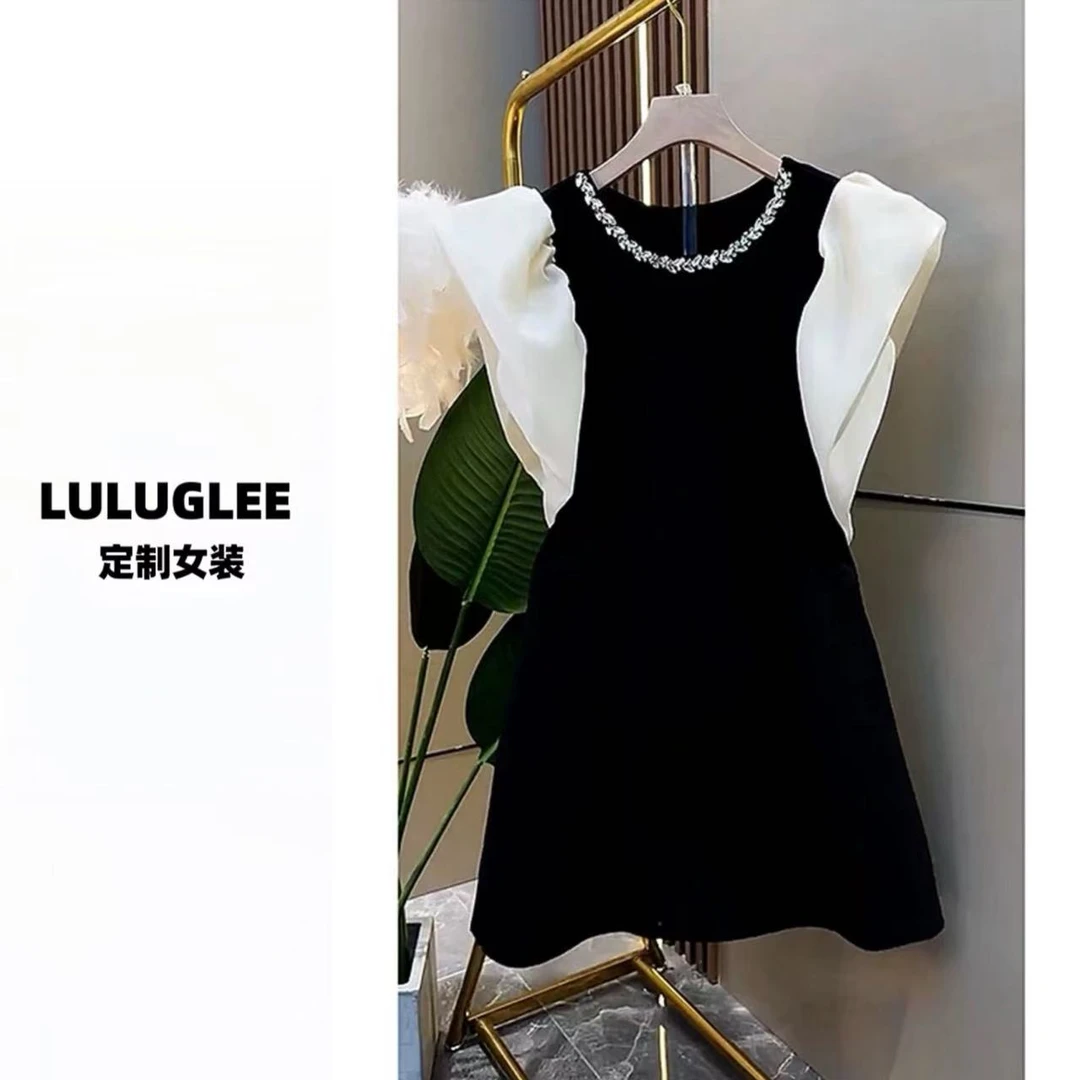 轻奢设计感小众2025夏季法式纯欲泡泡袖收腰性感连衣裙赫本风