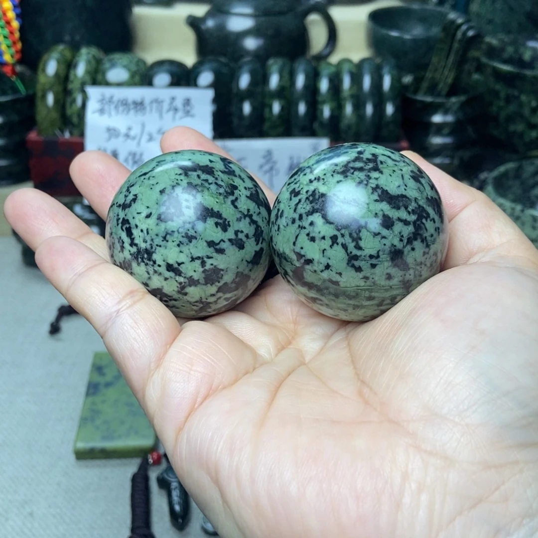 蛇纹石玉未镶嵌健身球微瑕