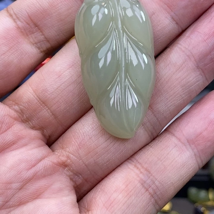 与***离和田玉未镶嵌颈饰
