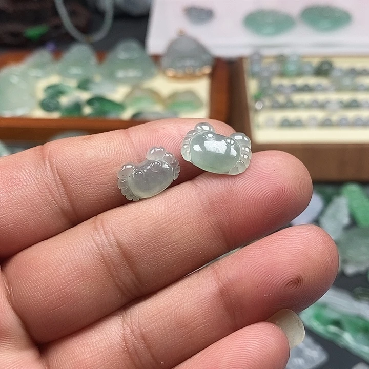 吊坠(不含链)未镶嵌翡翠一个15，有裂缝处理价
