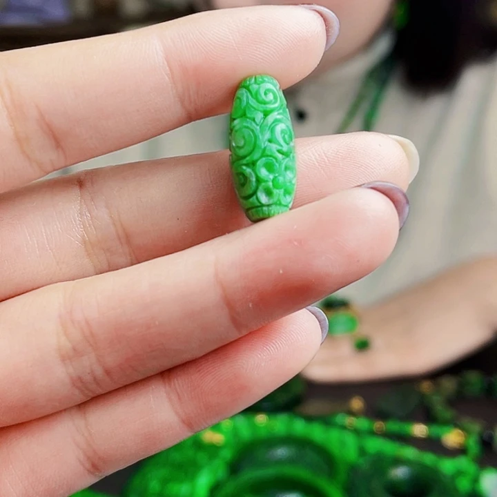 翡翠未镶嵌颈饰多样性