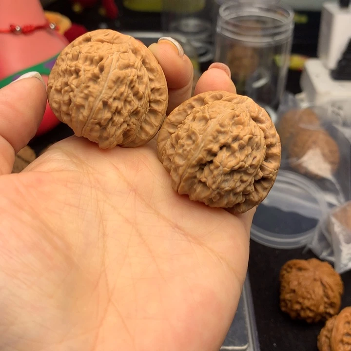 文玩核桃吊坠白狮子