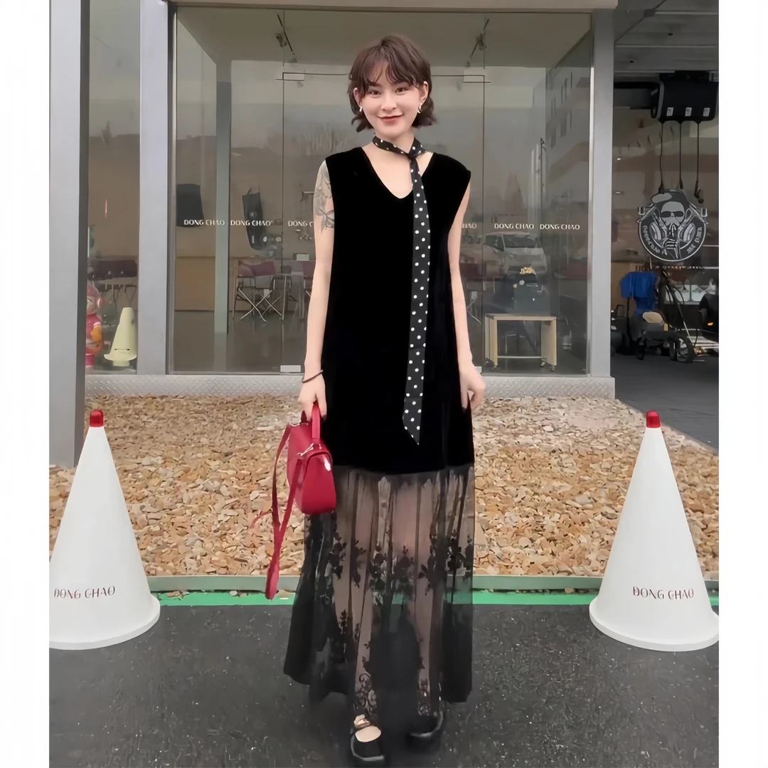 高级感黑色丝绒蕾丝无袖连衣裙女2025夏季新款设计感独特小众长裙