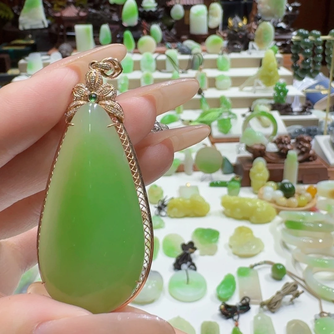 和田玉（翠青玉）18K金镶嵌挂件翠青水滴