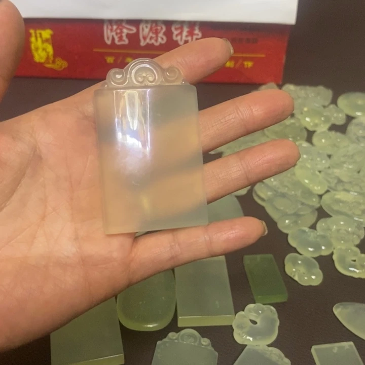岫玉未镶嵌吊坠(赠链)