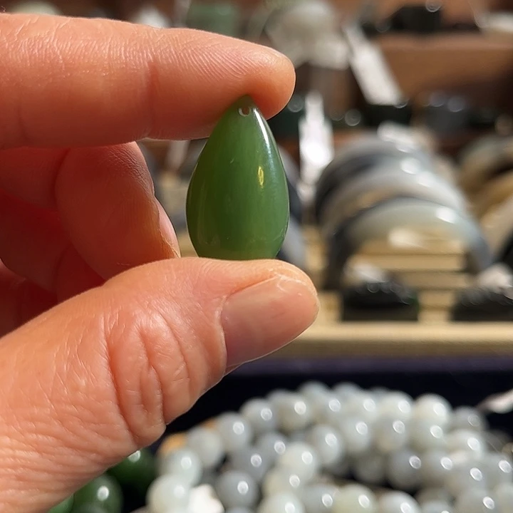 和田玉未镶嵌颈饰俄罗斯碧玉水滴形吊坠