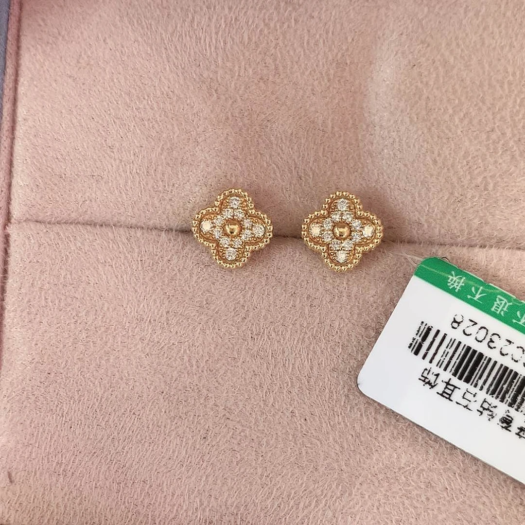 18K金镶嵌实验室培育钻石满钻四叶草耳钉