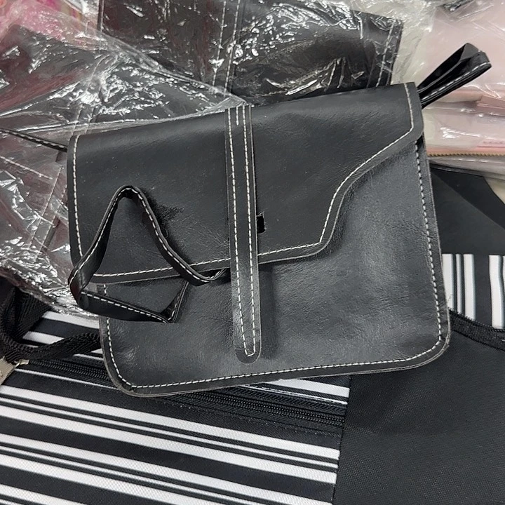 塑料黑色皮料单肩包