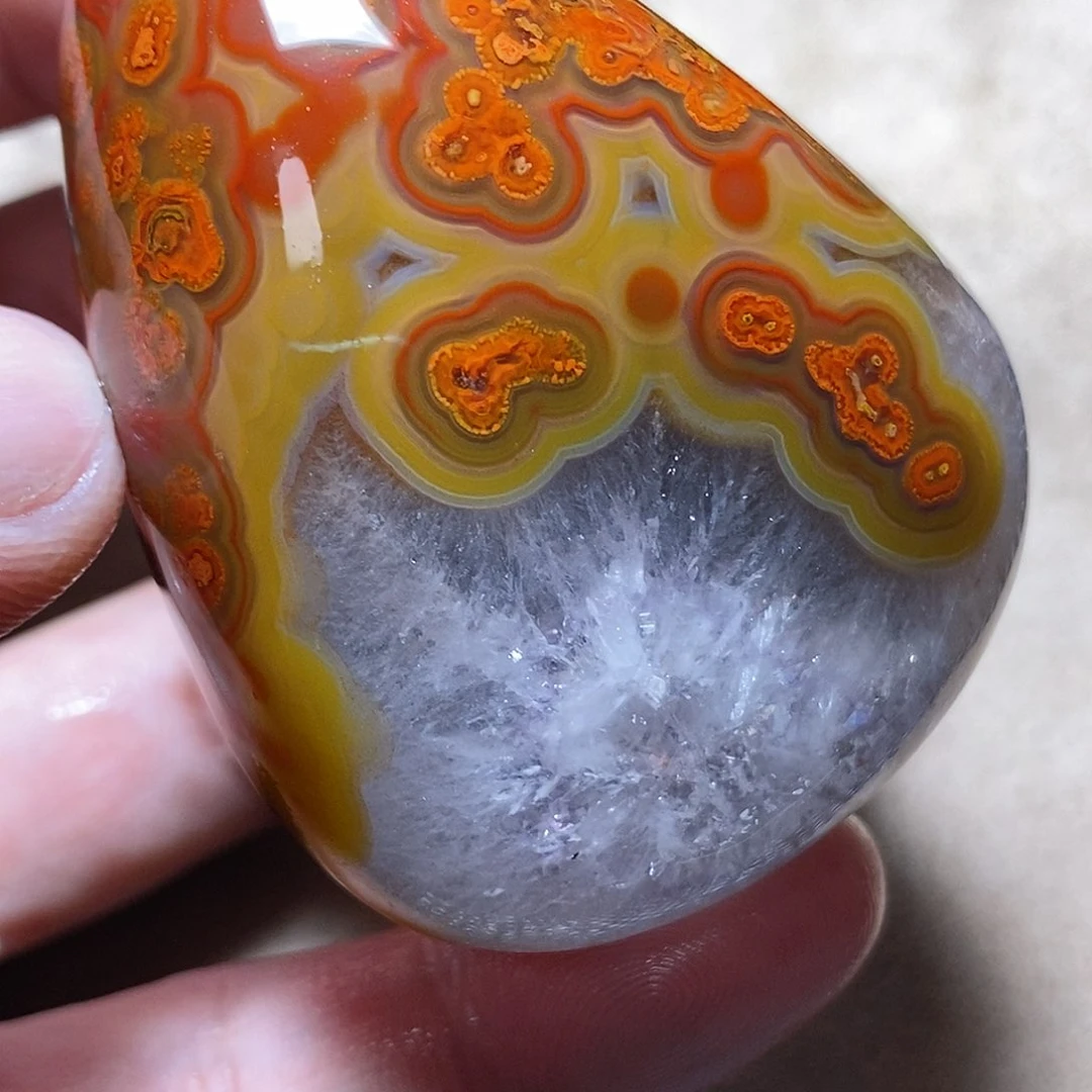 玛瑙/玉髓颈饰未镶嵌否**来