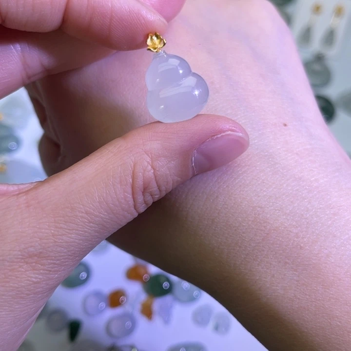 翡翠18K金镶嵌颈饰葫芦