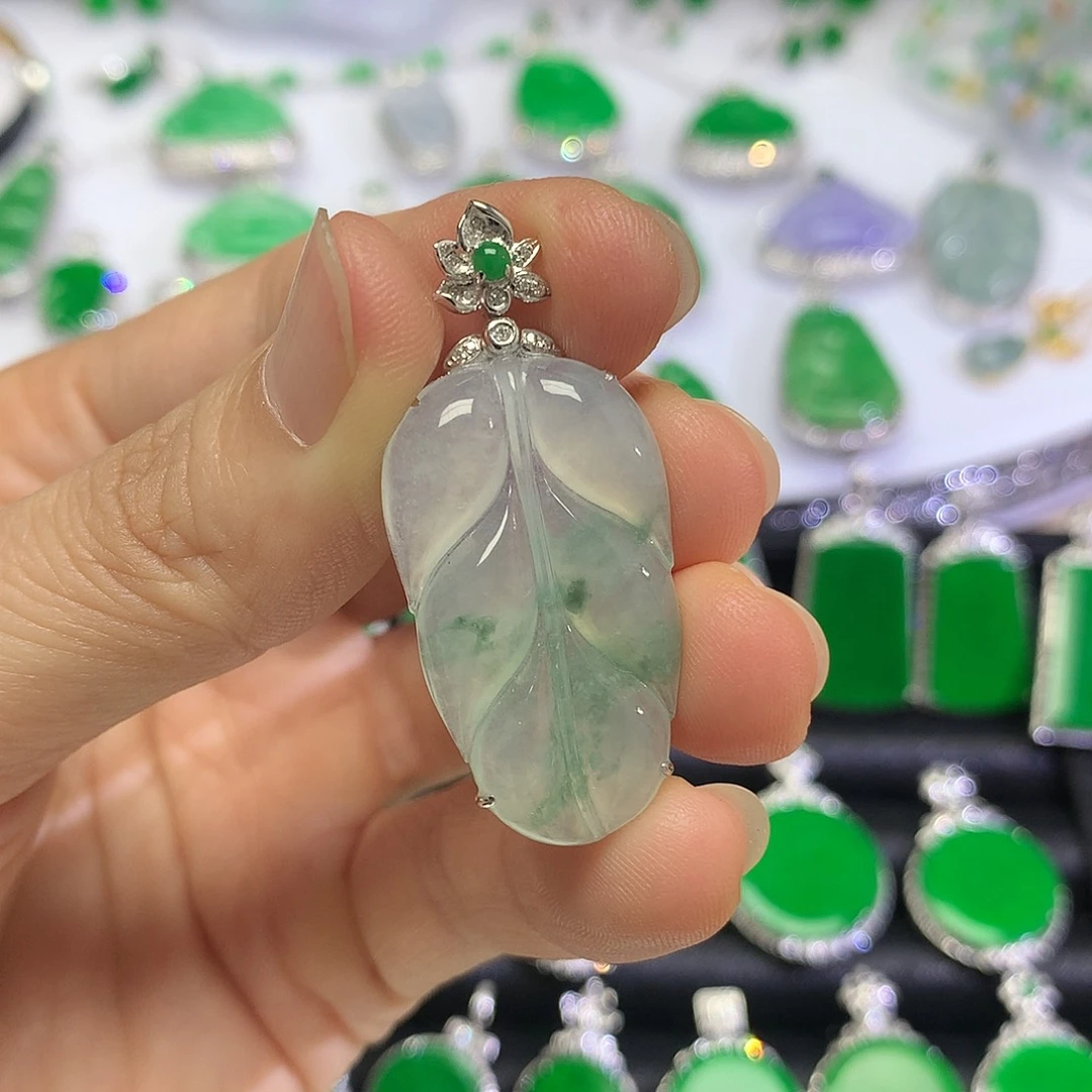 颈饰18K金镶嵌翡翠吊坠