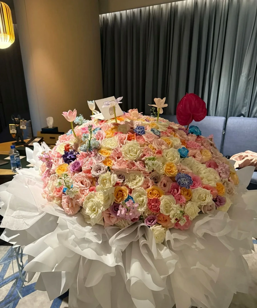 定制99朵碎冰蓝玫瑰