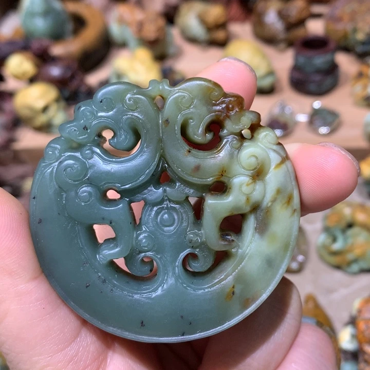 未镶嵌岫岩河磨玉（透闪石质玉）挂件土*金